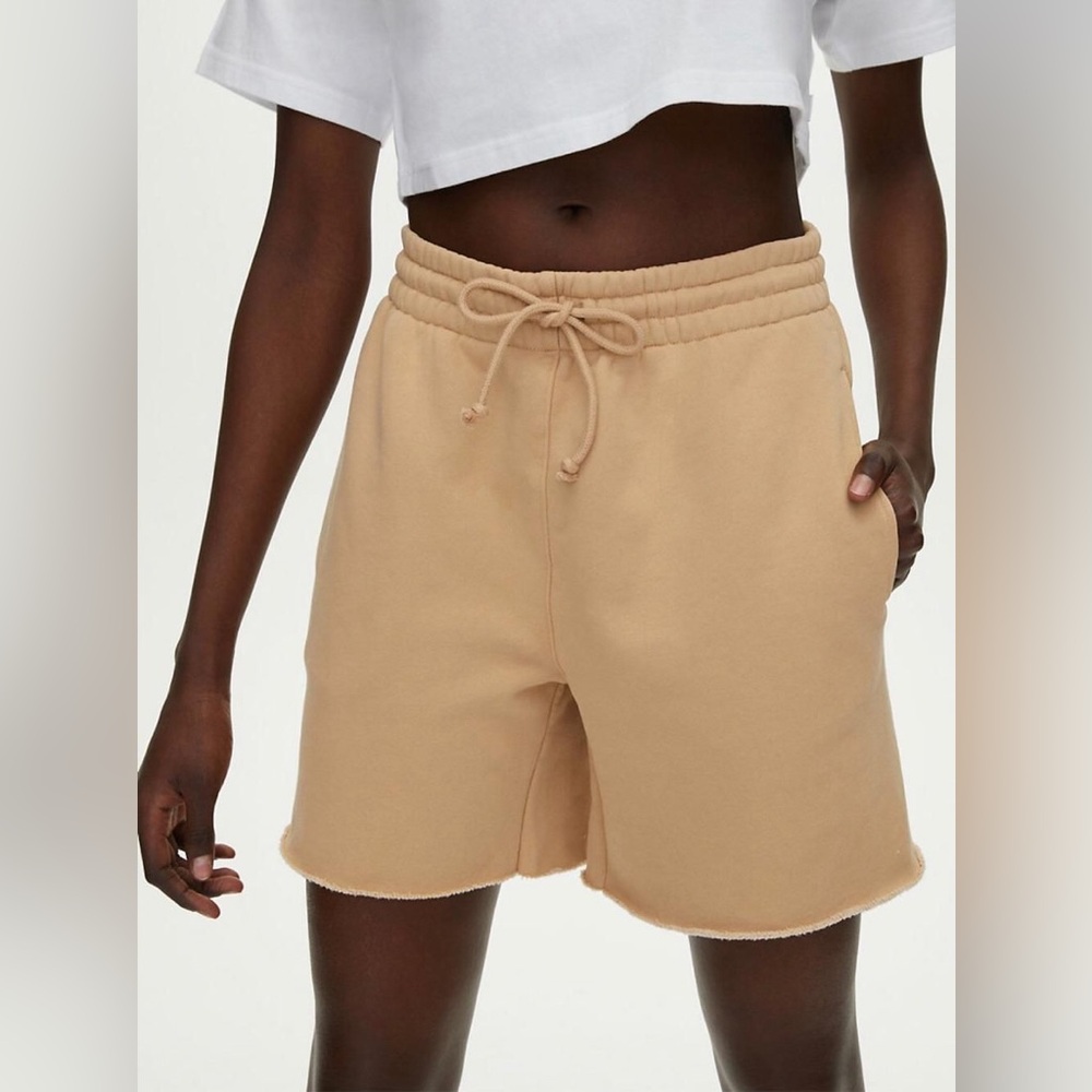Aritzia TNA Cozy Fleece Boyfriend 6" Sweatshort Beige